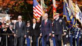 Joe Biden rinde honor a los veteranos, la "columna de acero" de Estados Unidos