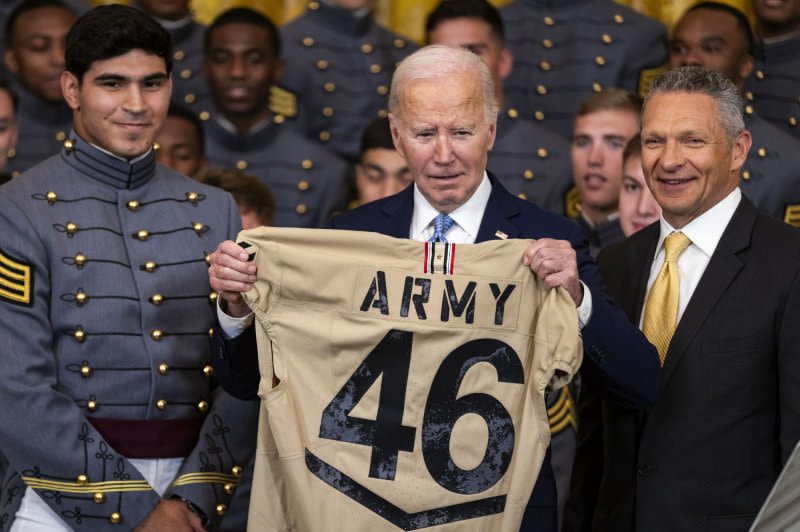 Biden awards Commander-in-Chief's Trophy to Army Black Knights