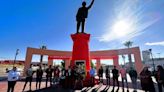 Pinta Kike Valles monumento a Colosio ¡de naranja!