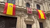 El Ayuntamiento luce sus colgaduras de gala para celebrar el décimo aniversario de la proclamación del Rey Felipe VI