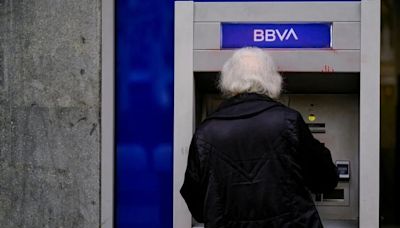Cuándo pagan los bancos la pensión en mayo: día de cobro en CaixaBank, BBVA, Santander, Unicaja, Abanca y otras entidades