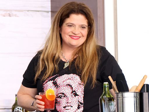 Alex Guarnaschelli's 3-2-1-1 Technique For Perfectly Balanced Salad Dressing Every Time