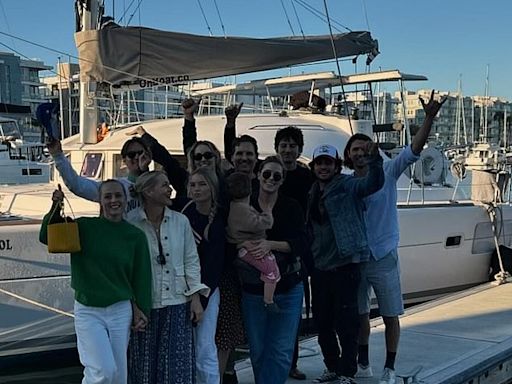 Jennie Garth and ex-husband Peter Facinelli reunite for family outing