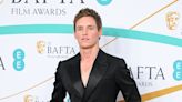 Eddie Redmayne offered drinks by boozy Cabaret audience