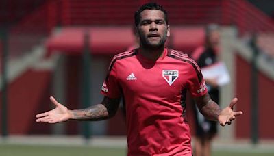 São Paulo reduz dívida com Daniel Alves pela metade e tem valores a pagar a Rogério Ceni e Jucilei