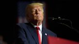 Trump llama a migrantes “asesinos y violadores” mientras afirma que inventó la palabra “caravanas”