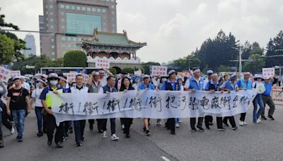 要SRF廠滾出桃科 藍委率千人總統府前抗議