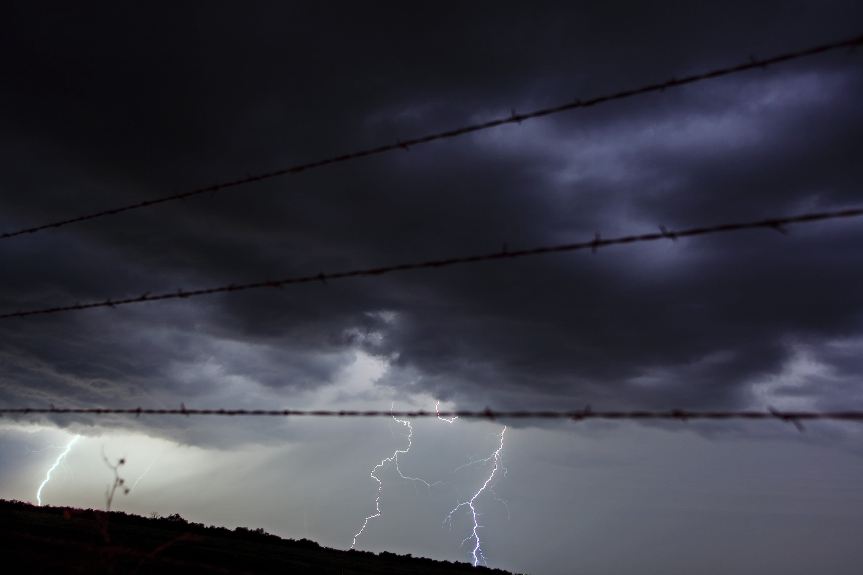 Video shows "insane" moment tornado hits Oklahoma hotel