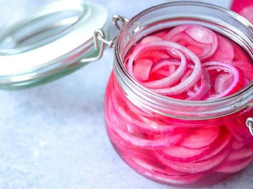 The Best Vinegar To Choose For Deliciously Sweet Pickled Red Onions