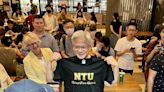 黃仁勳明演講穿台大NTU T-SHIRT 校方「送好送滿」全尺寸3件 - 自由財經