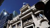 Mercado argentino aguarda nueva baja de tasa del banco central esta semana: operadores