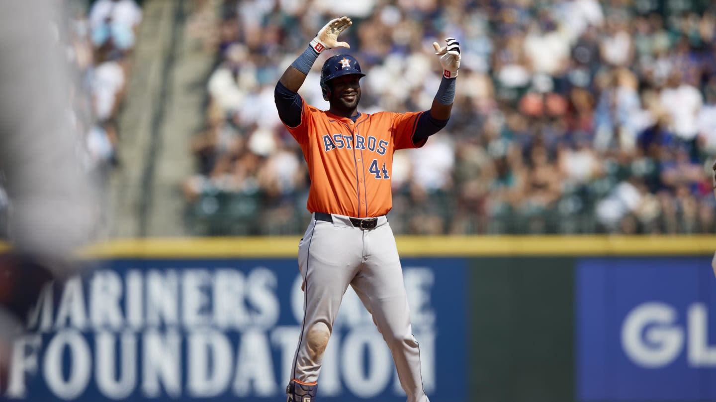 Mariners Fan Graciously Gives Yordan Alvarez the Home Run Ball From His Cycle Game