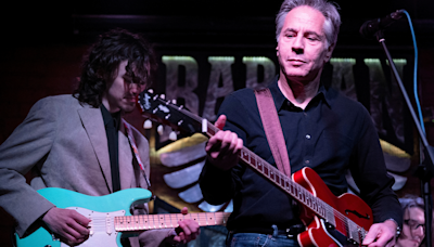 Blinken, guitar in hand, sings ‘Rockin’ in the Free World’ in Kyiv bar during Ukraine trip