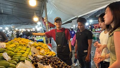 Annyeong! Kota Kinabalu’s night market traders show off language skills to impress tourists (VIDEO)