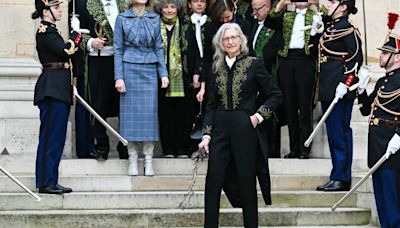 Louis Vuitton vistió a la emblemática fotógrafa Annie Leibovitz con un traje Napoleónico