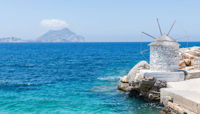 Oubliez Santorin : cette île méconnue des Cyclades, qui a servi de lieu de tournage au film Le Grand Bleu, est la nouvelle destination estivale à connaître