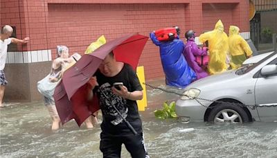 高雄鹽埕全區淹沒！遊客涉水逃離 在地人：沒淹過這麼高 - 社會