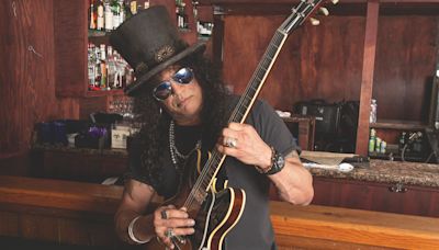 With Strats, Magnatones, and an all-star lineup of friends, Slash embraces the blues – with one of the last Dumbles ever built