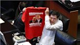 "Obrador presidente, Noroña es el siguiente"; diputado exhibe playera en Congreso | El Universal