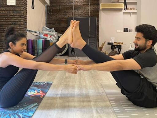 Rakul Preet Singh and Jackky Bhagnani celebrate International Yoga Day with partner yoga poses | - Times of India