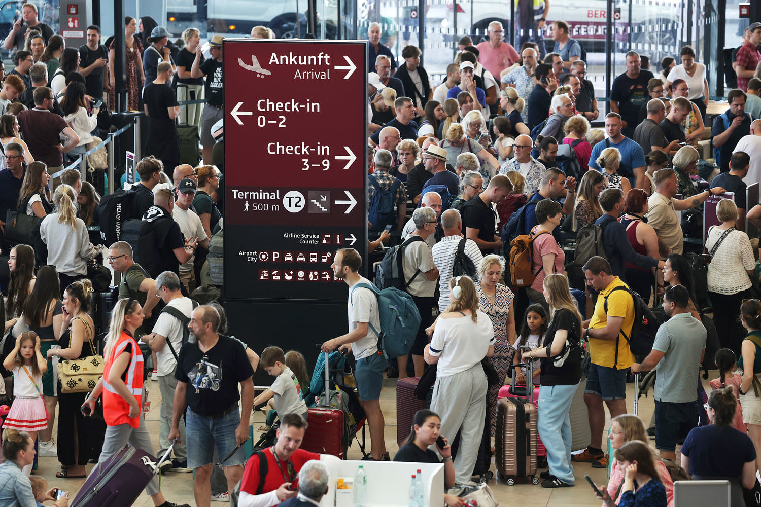 Long lines and broken screens in airports after a global IT outage hits major airlines