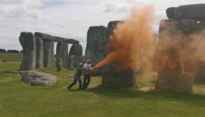 Inglaterra: Activistas detenidos por rociar con pintura el sitio prehistórico británico de Stonehenge