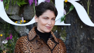 Laetitia Casta, bête de mode en manteau léopard et chaussures Mary-Jane, le combo le plus tendance du moment