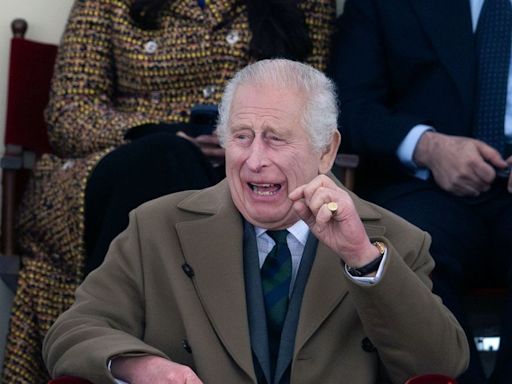 Carlos III de Reino Unido recobra la carcajada en su tratamiento contra el cáncer