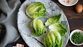 Cogollos de lechuga a la plancha con salsa de pimientos del piquillo y frutos secos