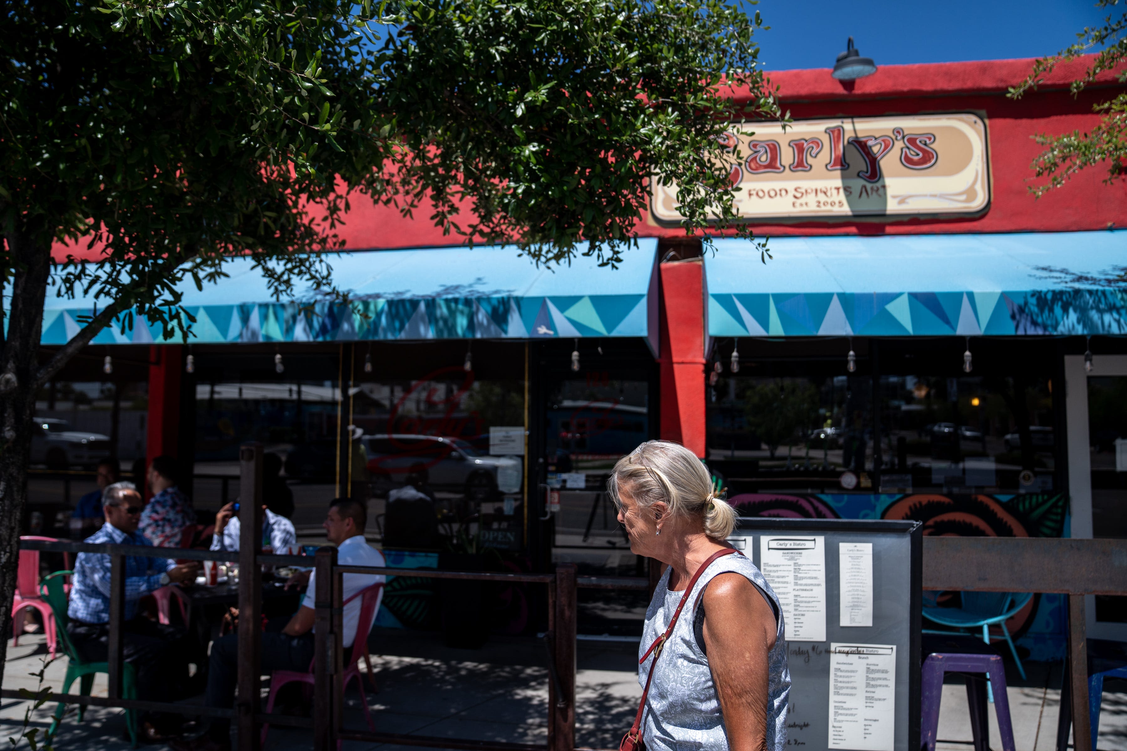 Beloved Phoenix restaurant is closing. Here's how Carly's Bistro is showing itself out