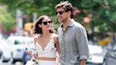 Olivia Palermo y el look blanco de ‘crop top’ floral y falda midi perfecto para paseos de verano