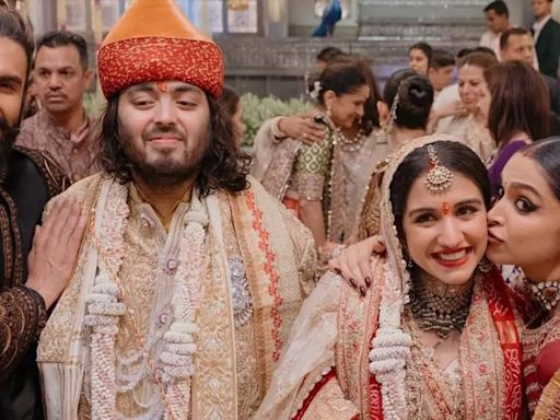 ...kisses Radhika Merchant and Ranveer Singh holds Anant Ambani close in UNSEEN photo from the dreamy wedding - See inside | Hindi Movie News - Times of India