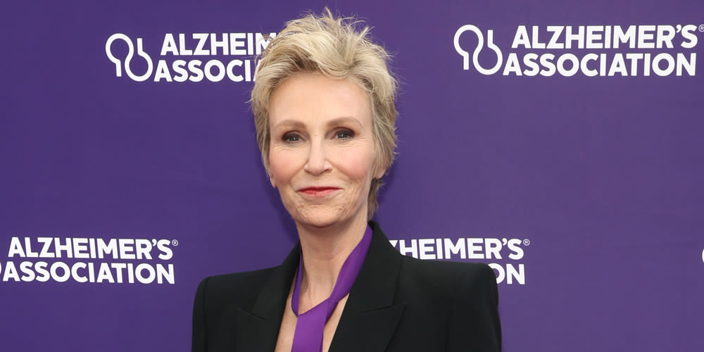 Jane Lynch Talks Returning to Her ‘Glee’ Character, What the Young Cast was Like on Set & More