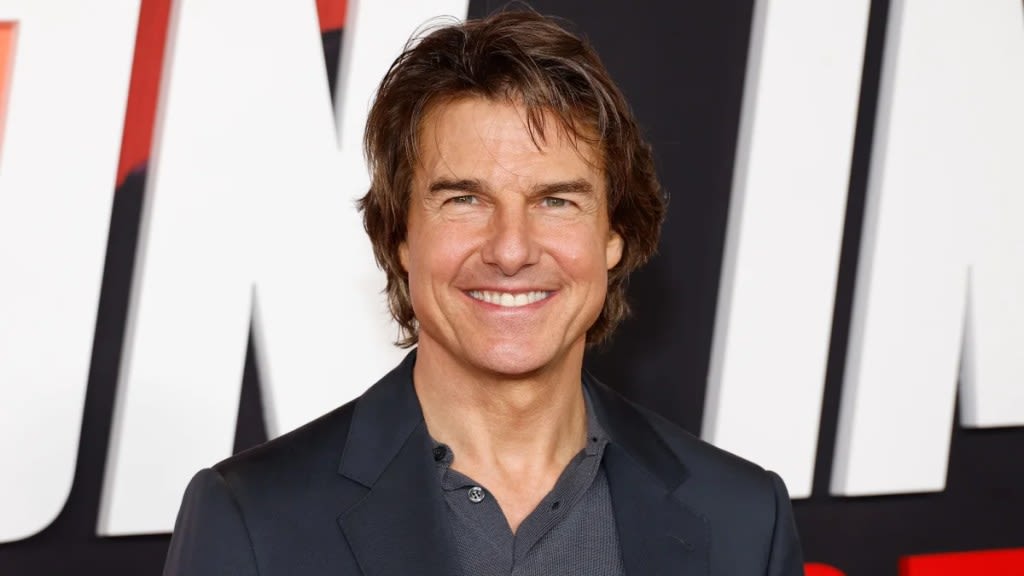 Tom Cruise Trades Friendship Bracelets, Dances to ‘Shake It Off’ at Taylor Swift UK Show | Video