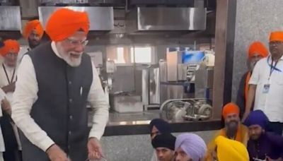 PM Narendra Modi serves langar at Gurudwara Patna Sahib in Bihar | Watch