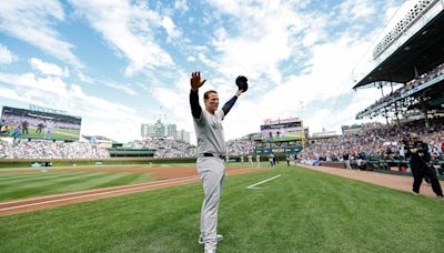 Yankees' Anthony Rizzo reacts to the Wrigley Field crowd on his return to Chicago