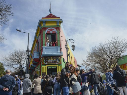 Turismo de brasileiros segue forte na Argentina apesar de alta de preços; busca por economia cresce