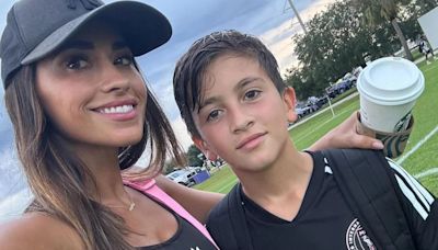 Antonella Roccuzzo mostró el look de Messi y al “invitado especial” que apareció en el partido de su hijo Thiago