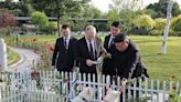 Kim Jong-un presenteia Vladimir Putin com cães da raça pungsan