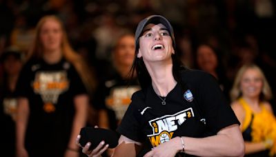 Sin sorpresas, Caitlin Clark fue el 1er pick del draft de la WNBA por el Fever de Indiana