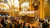 Relíquias de Santa Teresinha são recebidas por centenas de devotos, em Ipanema, na Zona Sul do Rio