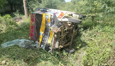 One dead; eight injured after mini-van overturns on Chennai-Bengaluru Highway near Ambur