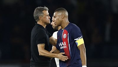 Luis Enrique rifa una camiseta de Mbappé