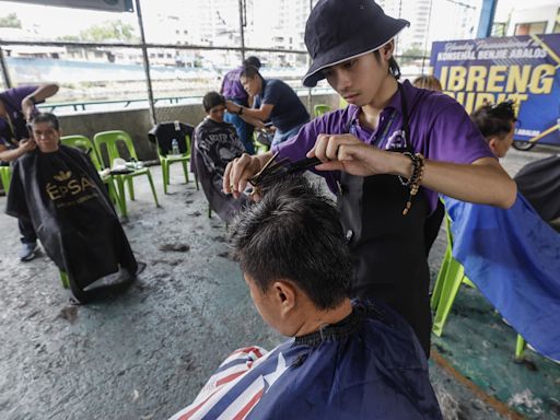 Una escuela ofrece cortes de pelo gratis ante el calor extremo en Filipinas