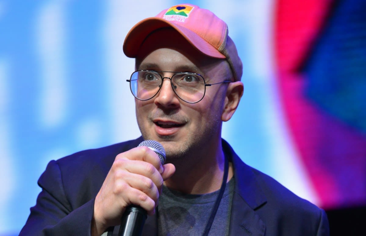 ‘Blue’s Clues’ Star Steve Burns Gives Fans ‘Chills’ at College Commencement: ‘The Graduation Speech Everyone Deserves’