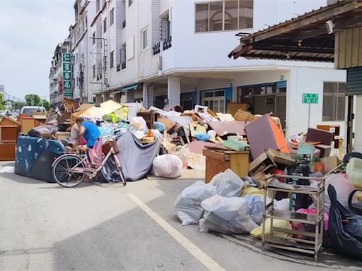 台南鹽水颱風過後垃圾清不完 美食城也乏人問津