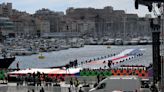 JO-2024: la flamme olympique parade en mer à Marseille avant de toucher terre