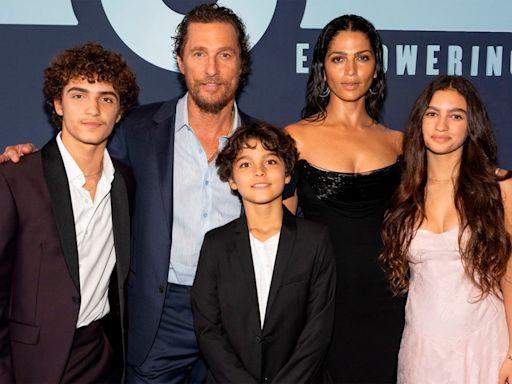 Matthew McConaughey y Camila Alves presumen de sus tres hijos en la alfombra roja