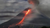 灰燼直衝3.5公里高空！印尼伊布火山噴發 當局示警「勿靠近」