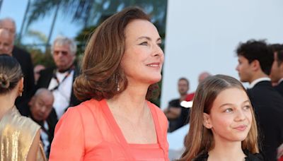 Cannes 2024 : Carole Bouquet s’affiche, tout sourire, au bras de sa petite-fille pour ses premiers pas mode